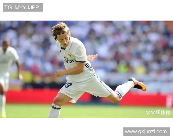 足球明星莫德里奇在赛场上的精彩瞬间与个人魅力全景展示 足球明星莫德里奇在赛场上的精彩瞬间与个人魅力全景展示
