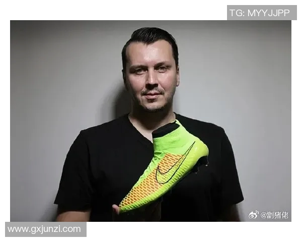 足球明星身着鬼牌服装展现独特风格引发时尚潮流热议